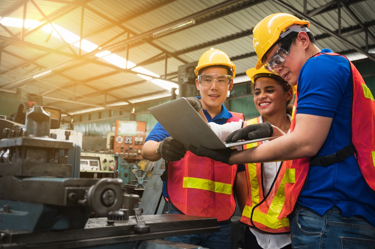 manufacturing team working together recruiting videos